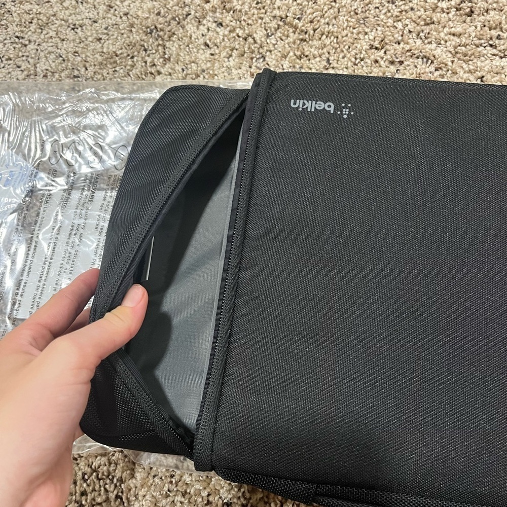 Belkin 11” Air Protect Sleeve for Laptops and Tablets - Picture 7 of 8